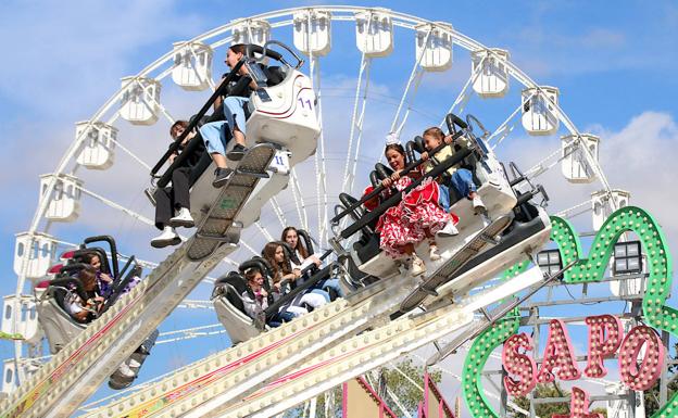 Imagen principal - Atracciones, un coche de caballos en el ferial y trabajo en una cocina.