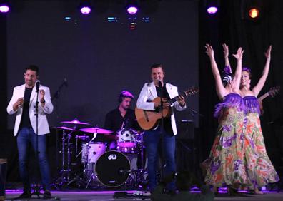 Imagen secundaria 1 - 'Autos locos', actuación de Ortigosa y preparación de un bocata en una caseta.