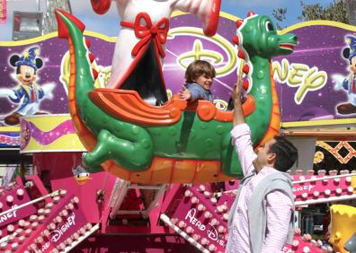 Imagen secundaria 1 - Equipo de la caseta de la Caída, alegría en las atracciones y Ginés 'Corregüela' en el 'Gran Prix'.