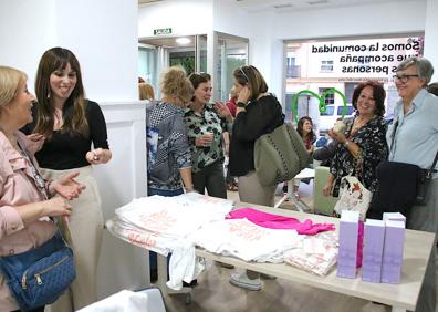 Imagen secundaria 1 - Varios momentos de la inauguración del local.