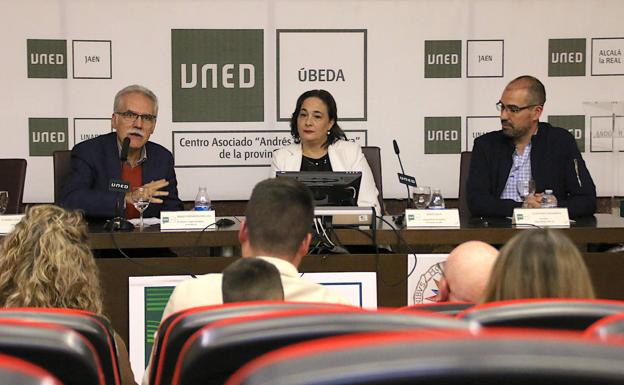 Imagen principal - Imágenes de la charla y la exposición.