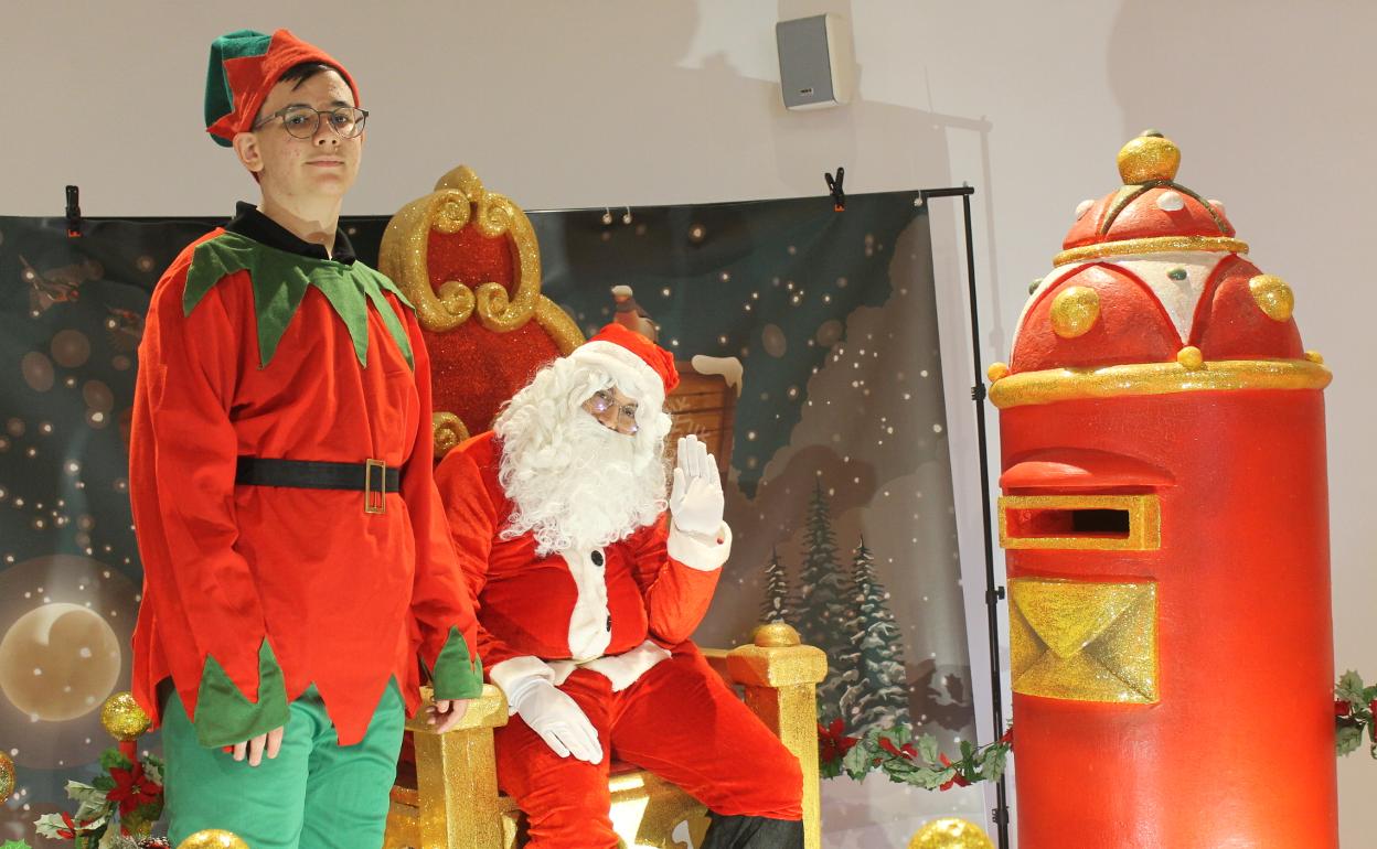 Papá Noel con uno de sus duendes