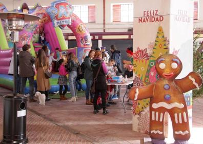 Imagen secundaria 1 - Entrega de carros y ambiente en el Mercado de Abastos y tren de Alciser.