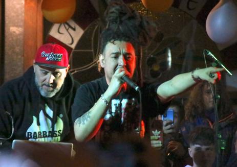 Imagen secundaria 1 - Varios momentos de la fiesta de aniversario.