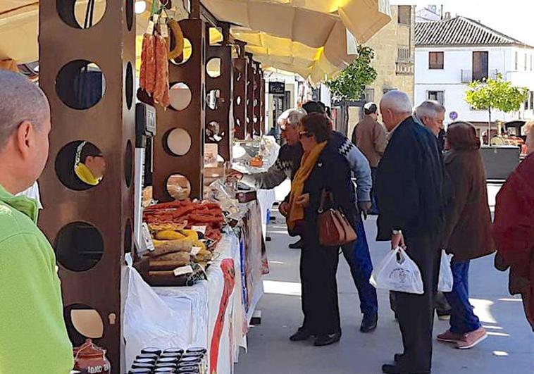 Cocina, música, animación y venta de productos en el mercado 'Degusta Jaén'