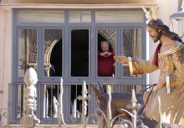 Imagen principal - Multitudes en las calles al paso del Borriquillo