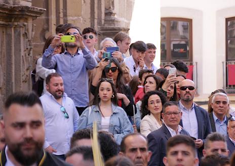 Imagen secundaria 1 - Multitudes en las calles al paso del Borriquillo