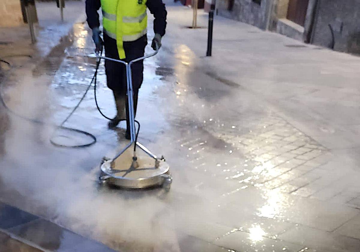 Limpieza de la cera que quedó en las calles tras las procesiones de Semana Santa