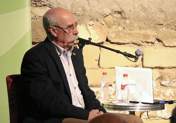Baltasar Raya en la presentación de un anterior libro.