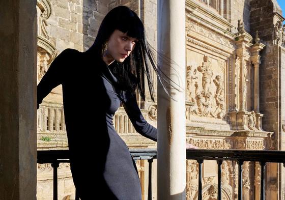 La modelo en el Parador con El Salvador al fondo.