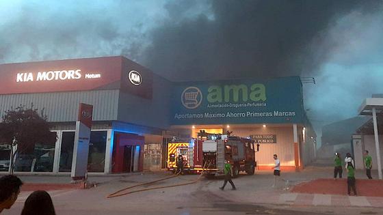 Calcinados 19 vehículos en el incendio de un concesionario en Úbeda
