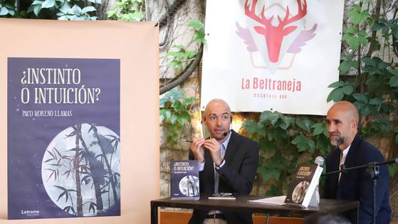 Paco Moreno Llamas presentó su primera novela '¿Instinto o intuición?'