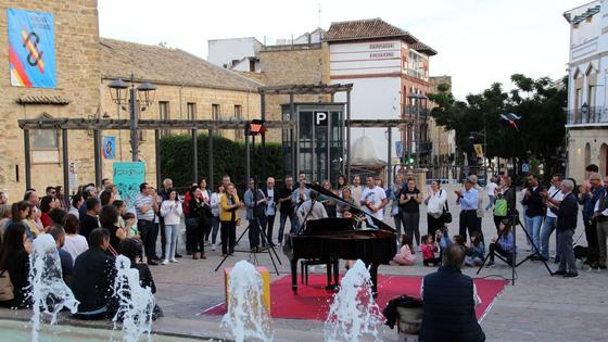 Noche de compras acompañada de música en vivo