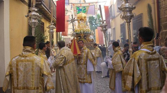Calles engalanadas durante la procesión del Corpus Christi