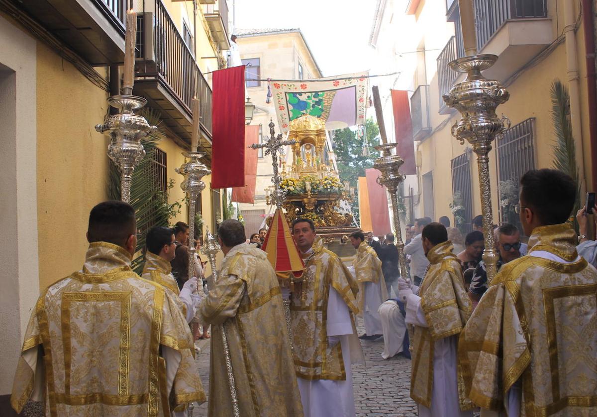 Calles engalanadas durante la procesión del Corpus Christi