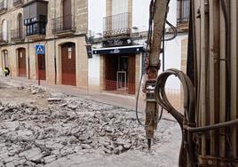 Los operarios ya están levantando la calle.