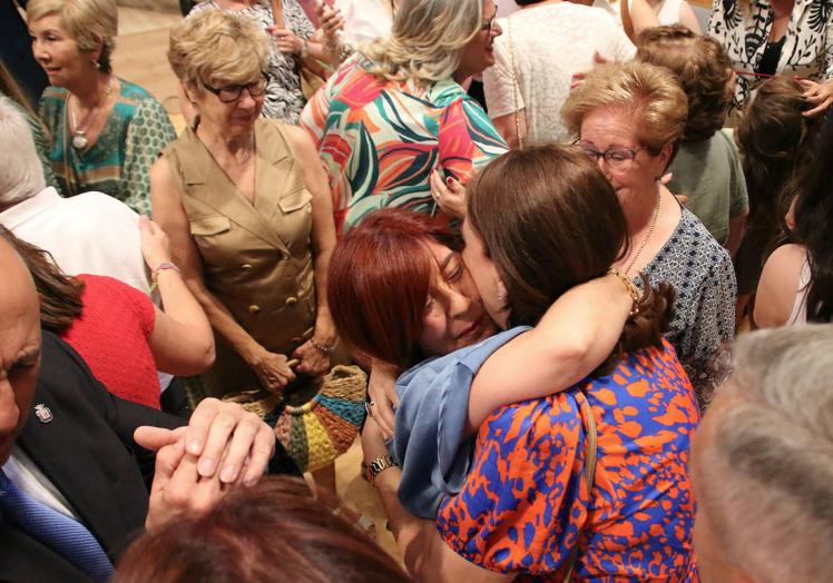 Imagen principal - Felicitaciones a la alcaldesa.