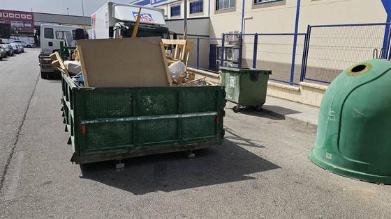 El área de Mantenimiento realiza una limpieza del polígono para eliminar vertidos incontrolados