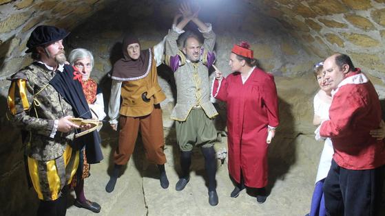 La compañía 'El Atrio' interpretó 'Fuenteovejuna' en la iglesia de San Lorenzo