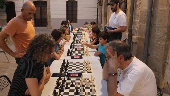 El Club de Ajedrez Santa Juana de Arco organiza partidas en la plaza del Marqués