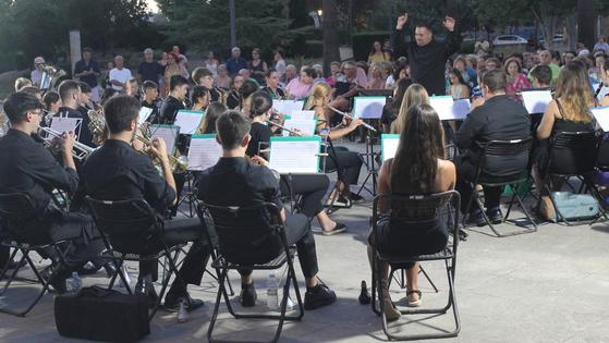 La Agrupación Musical Ubetense ofrece un concierto al aire libre en el Parque Norte