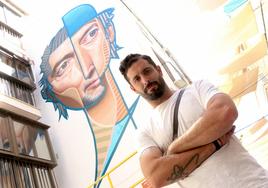 'Belin' ante el mural que le dedicó a Sabina hace unos años.