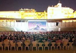 Cine de verano en la plaza de toros.