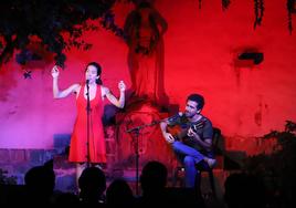 Lía Sampai acompañada por Carlo Fidel.