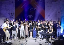 La noche terminó con todos entonando 'Peor para el sol'.