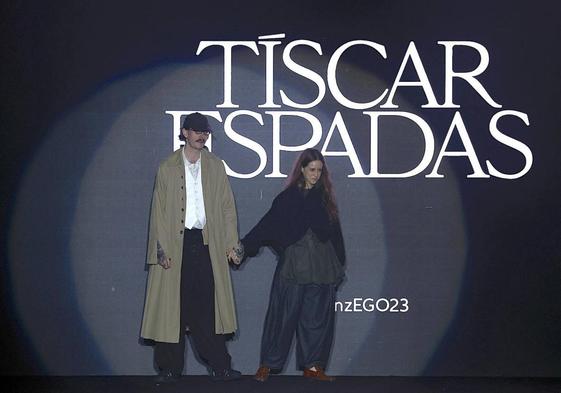 Tíscar Espadas saludando al final de su desfile.