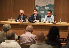 Ángel del Arco, en el centro, durante su intervención.