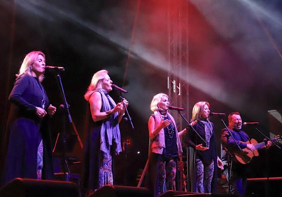 Actuación de Siempre Así en la plaza de toros.