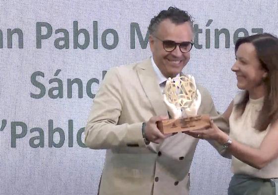 Pablo 'Tito' recogiendo el premio en Antequera.