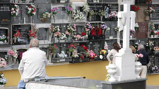 Dispositivo especial de aparcamiento y tránsito en torno al cementerio