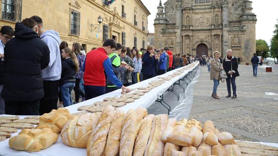 Una tostada con aceite de cien metros para celebrar el Día Mundial del Pan