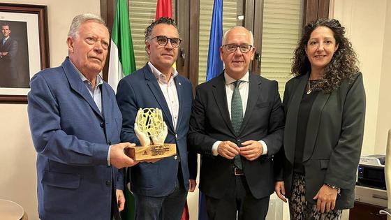 Reconocimiento a Pablo Tito tras recibir el Premio de Artesanía de Andalucía