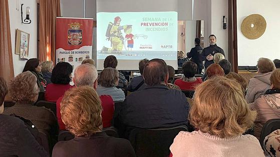 Mayores y pequeños participan en las actividades de la Semana de la Prevención de Incendios