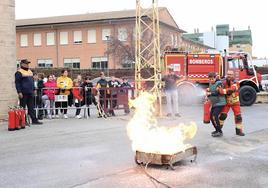 Aprendiendo a utilizar un extintor.