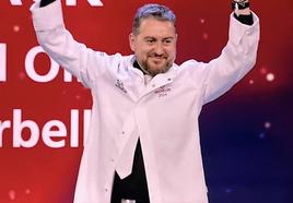 David Olivas recibiendo su chaquetilla acreditativa.