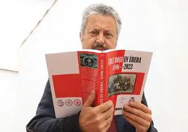 Juan Antonio Soria con su nuevo libro.