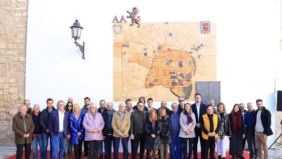 Un mural en relieve del casco histórico realizado por la Asociación de Artesanos