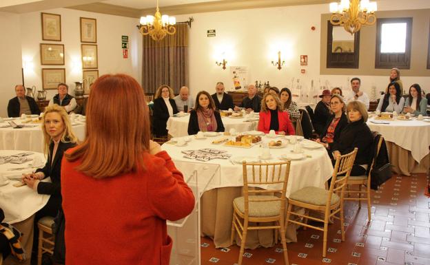 Imagen principal - Presentación, algunos de los aceites y uno de los platos del Parador.