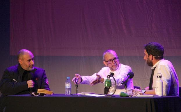 Imagen principal - Intervención de Vicente Ruiz, entrega del 'Cencerro de honor' y ambiente en el teatro.