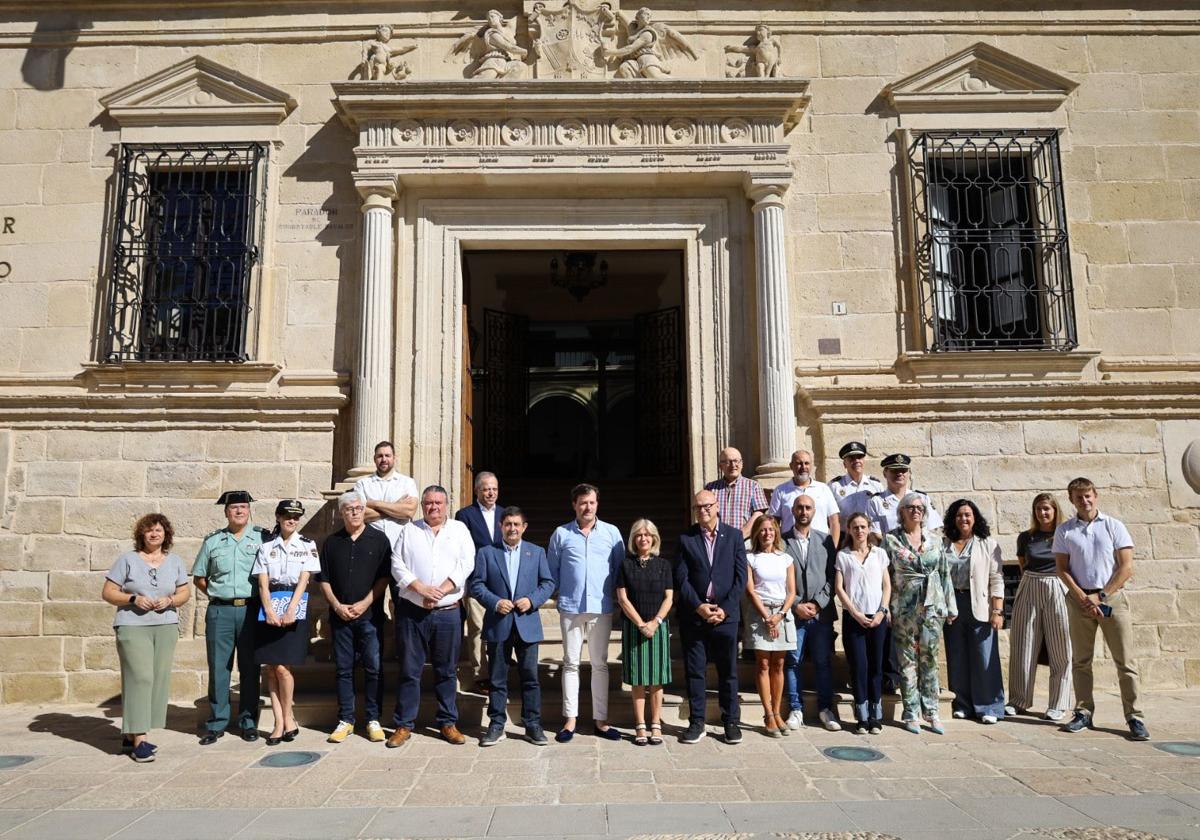 Autoridades en la visita al Parador de Úbeda.