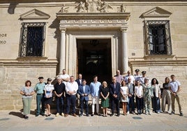 Autoridades en la visita al Parador de Úbeda.