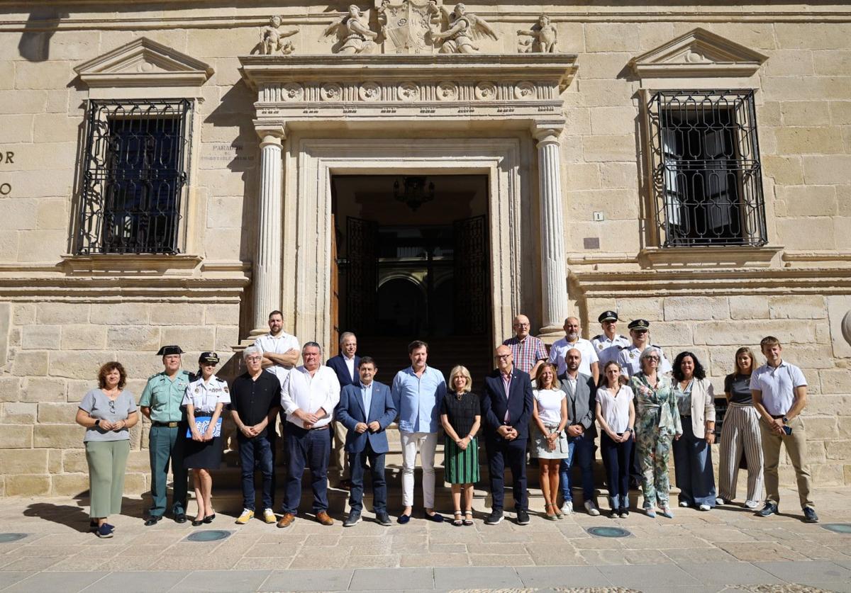 Autoridades en la visita al Parador de Úbeda.