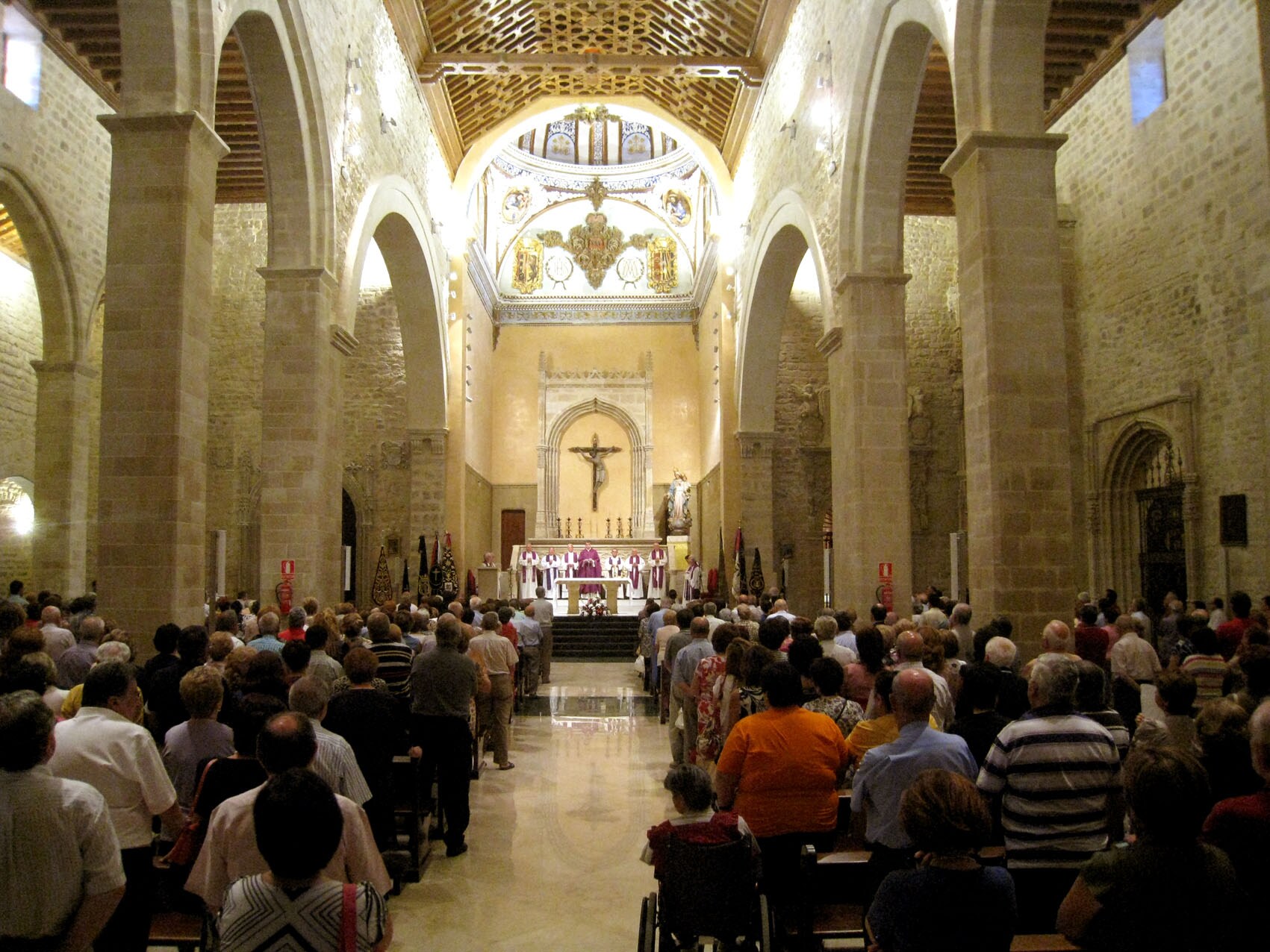 La iglesia de Santa María se quedó pequeña para el funeral por el sacerdote José Araque