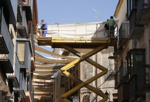 Empiezan a entoldar el Real después de hacerlo en la calle Mesones