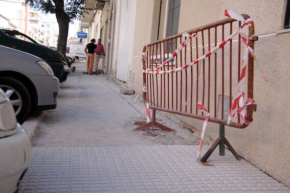 Obras a medias en la calle Carolina al no renovarse el contrato a los trabajadores