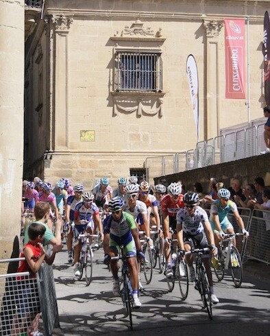 Ambientazo en Úbeda al inicio de la sexta etapa de la Vuelta Ciclista a España